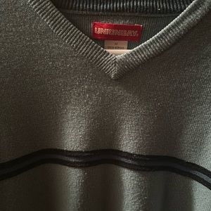 Men’s v neck sweater